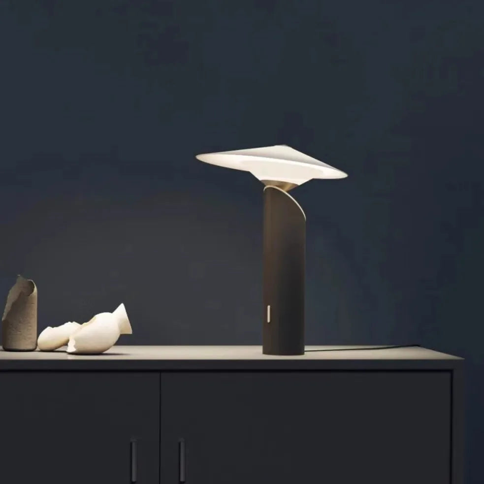 Eleganza senza Tempo con una Lampada da Tavolo Italiana