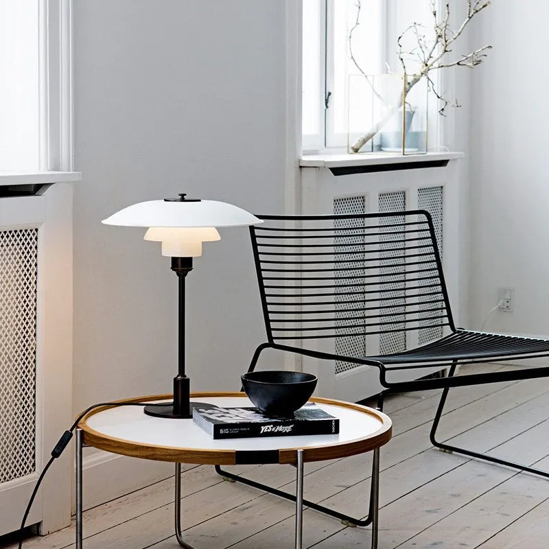 Eleganza Scandinava con Lampada da Scrivania in Vetro