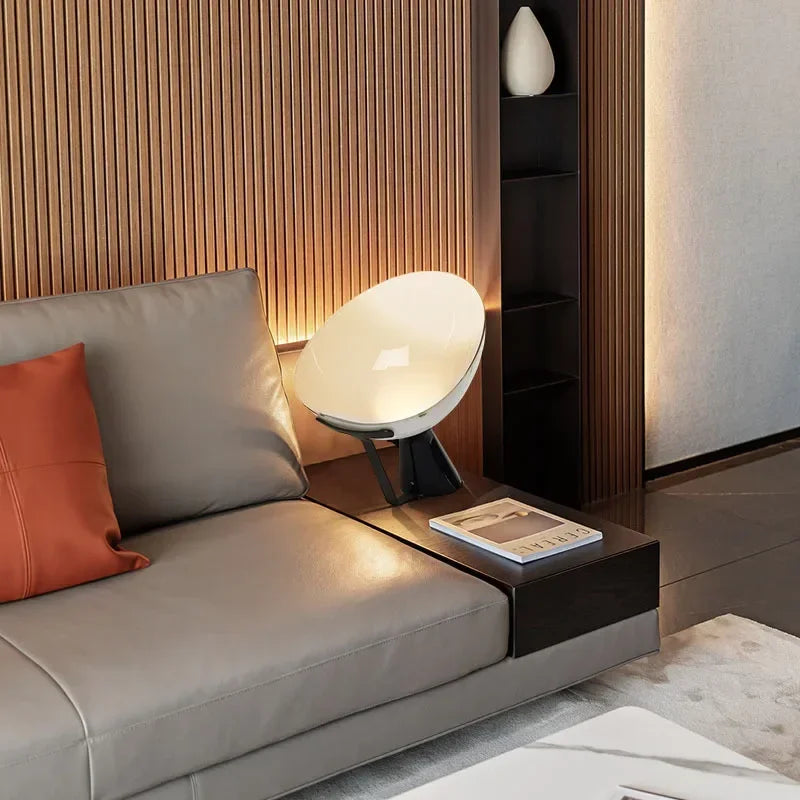 Lampada da Tavolo a LED di Design Danese - Eleganza Funzionale per Ogni Ambiente