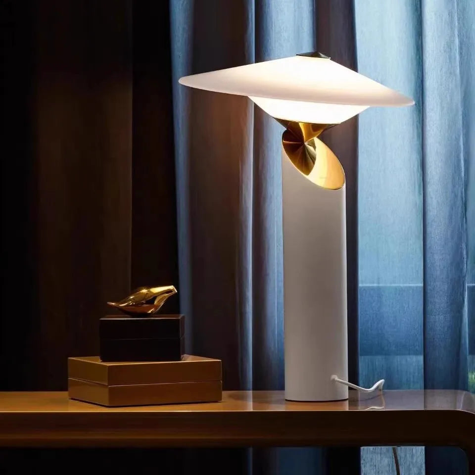 Eleganza senza Tempo con una Lampada da Tavolo Italiana