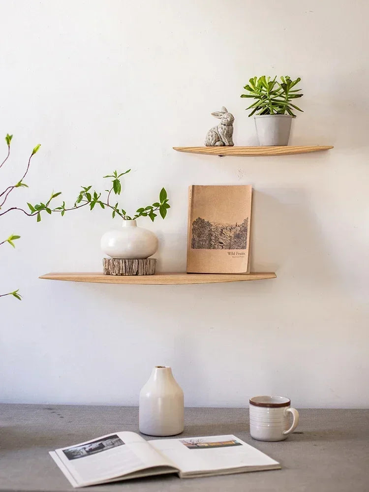 Scaffale a Parete Decorativo in Legno Massello: Design Minimalista per la Tua Casa