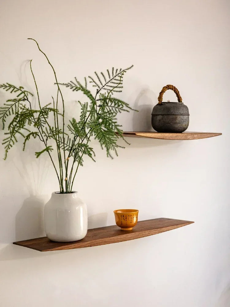 Scaffale a Parete Decorativo in Legno Massello: Design Minimalista per la Tua Casa