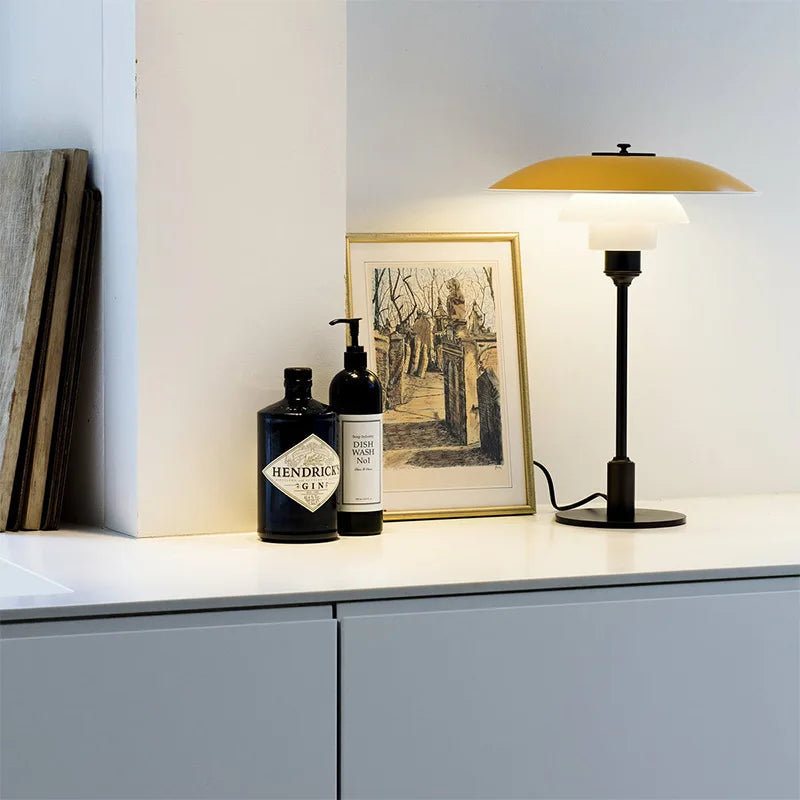 Eleganza Scandinava con Lampada da Scrivania in Vetro