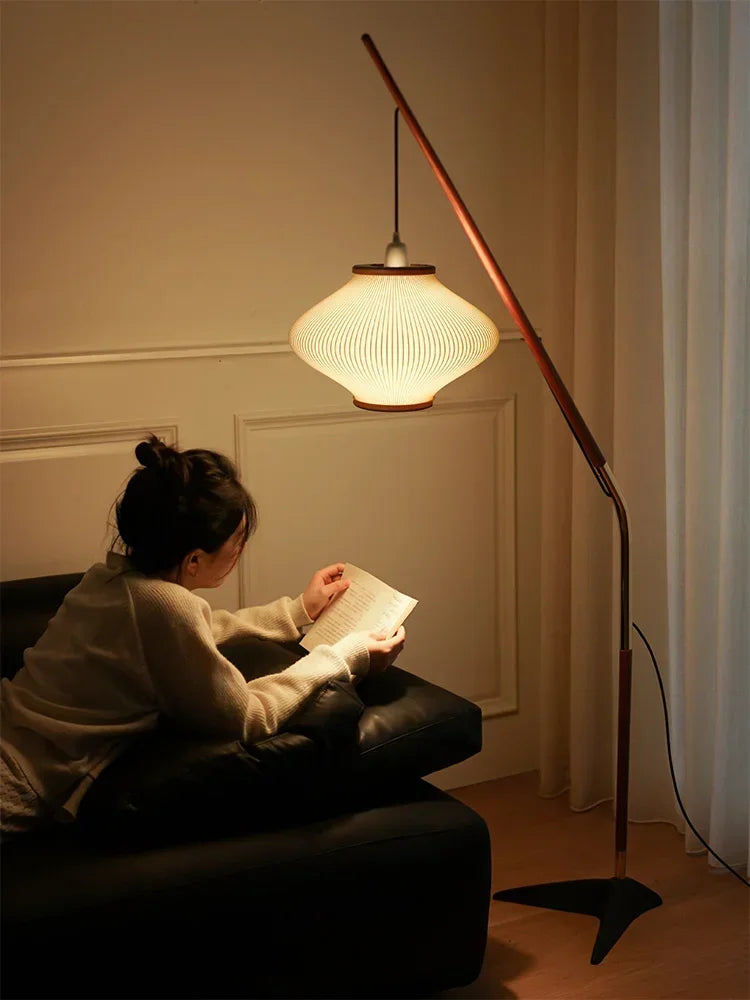 Atmosfera Silenziosa con Lampada da Terra "Silent Wind"