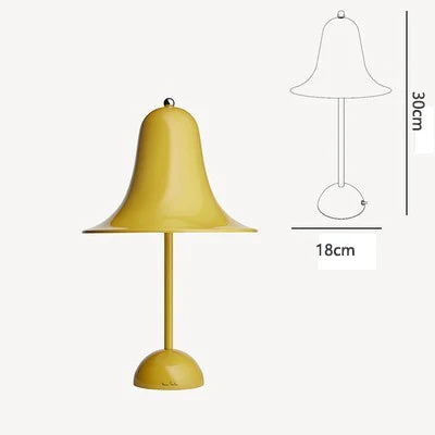 Eleganza Danese con una Lampada da Scrivania