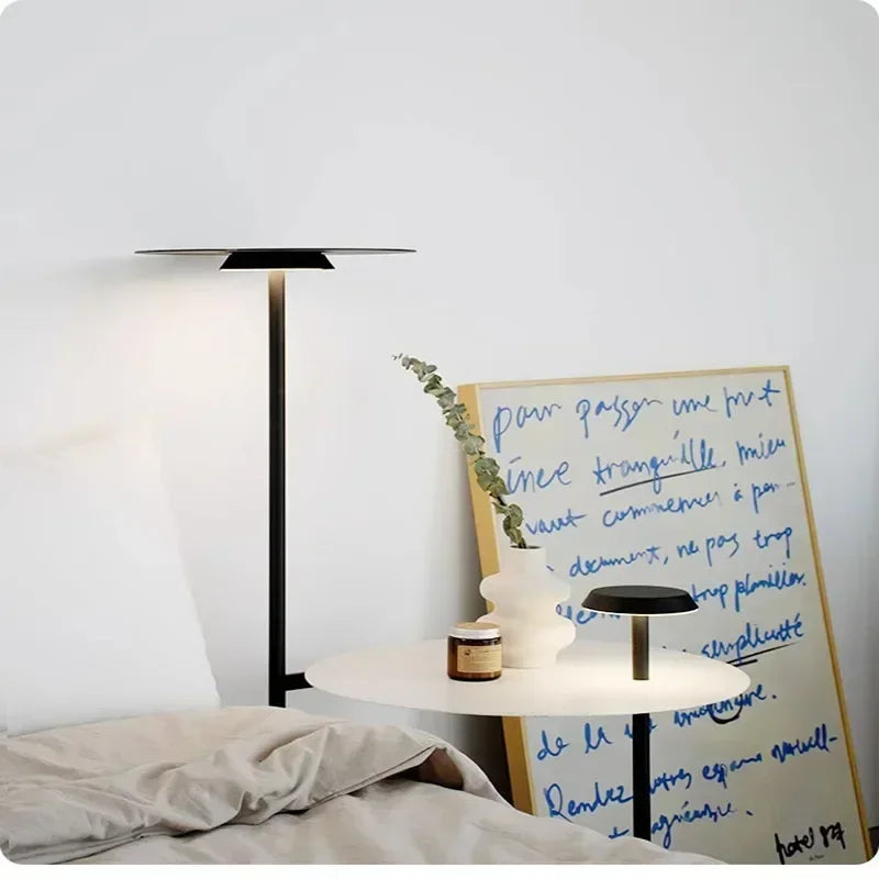 Stile Nordico con Lampada da Terra di Design Spagnolo