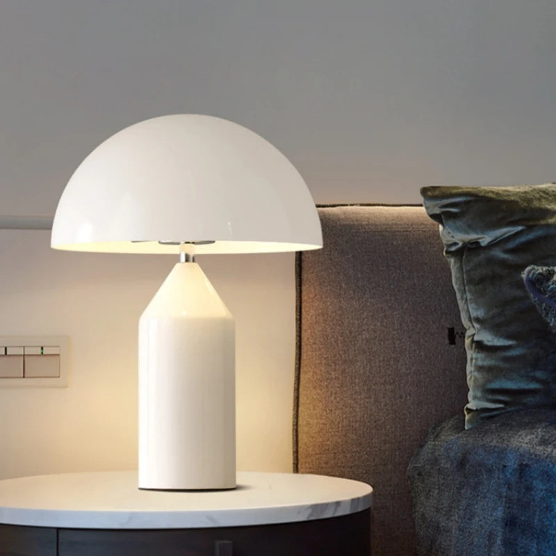 Eleganza Nordica con Lampada da Tavolo a LED "Fungo"