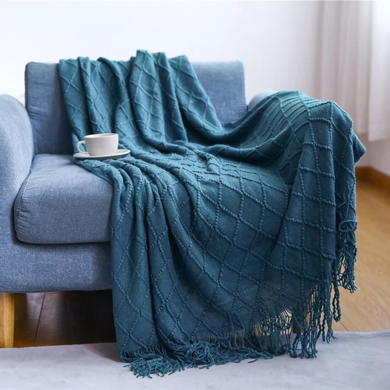 Coperta Lavorata a Maglia: Eleganza Nordica e Comfort per la Tua Casa