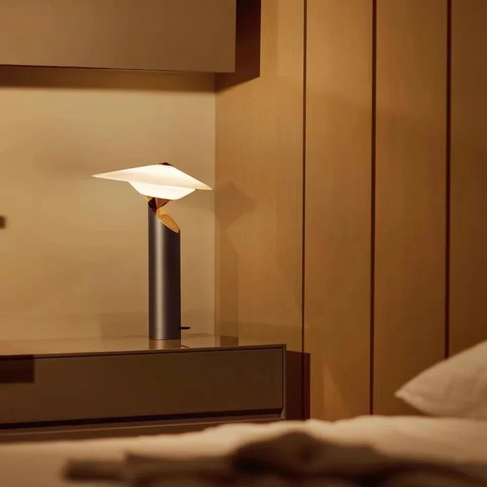 Eleganza senza Tempo con una Lampada da Tavolo Italiana