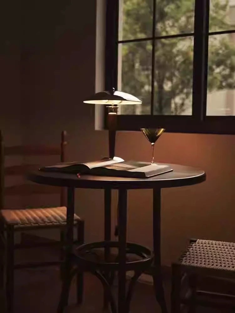 Eleganza Retrò con Lampada Wabi-Sabi