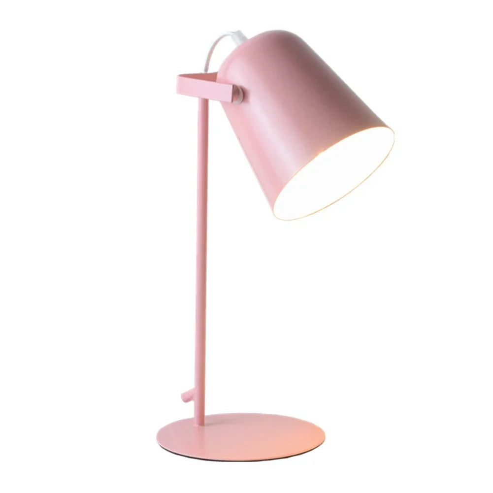 Illuminazione Elegante con Lampada da Tavolo Nordica in Metallo