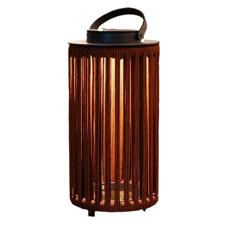 Eleganza Rustica con Luce Solare a Lanterna