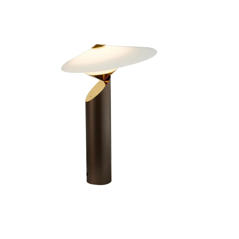 Eleganza senza Tempo con una Lampada da Tavolo Italiana