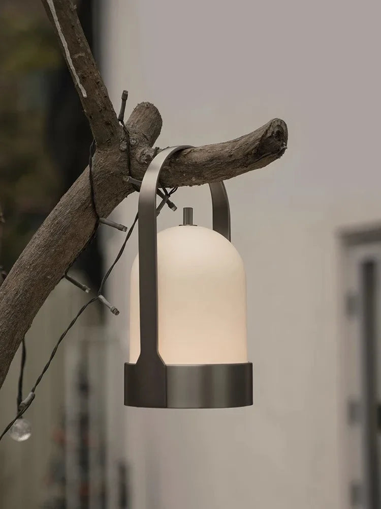Lampada da Tavolo Portatile LED per Esterni: Illuminazione Senza Fili e Impermeabile