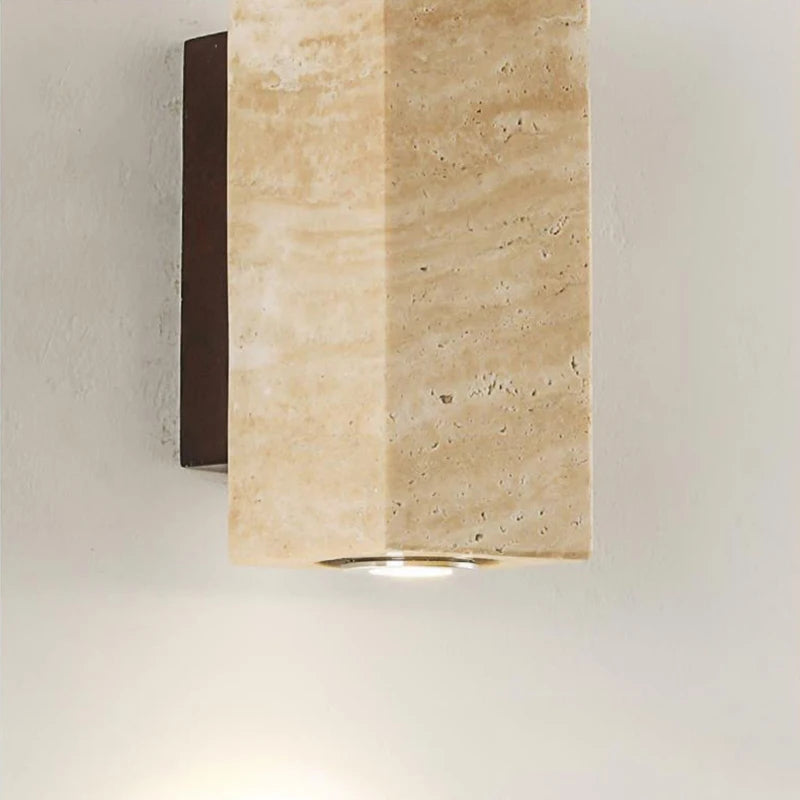 Applique da Parete Wabi-Sabi in Travertino Giallo – Design Scandinavo e Atmosfera Accogliente