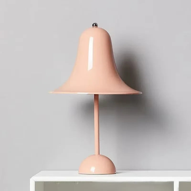 Eleganza Nordica con Lampada da Tavolo a Campana