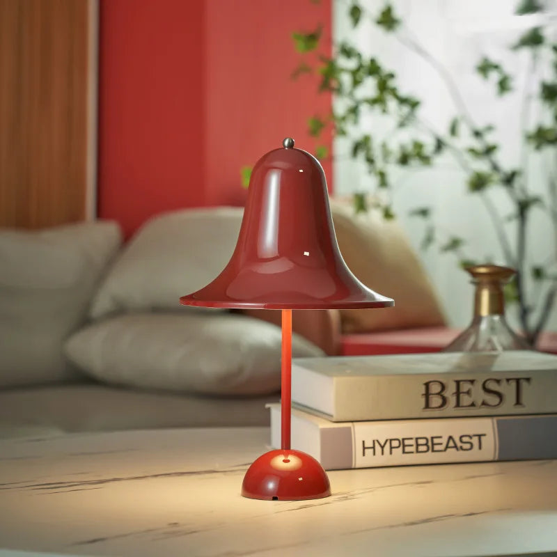 Eleganza Nordica con Lampada da Tavolo a Campana