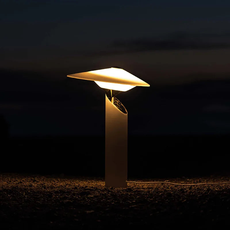 Eleganza senza Tempo con una Lampada da Tavolo Italiana