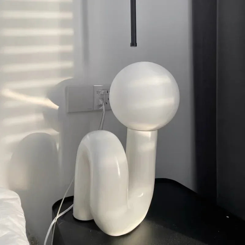 Lampada da Scrivania Nordica in Resina - Illuminazione Elegante per Ogni Stanza