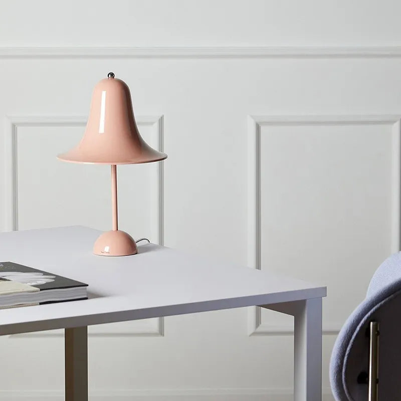 Eleganza Danese con una Lampada da Scrivania
