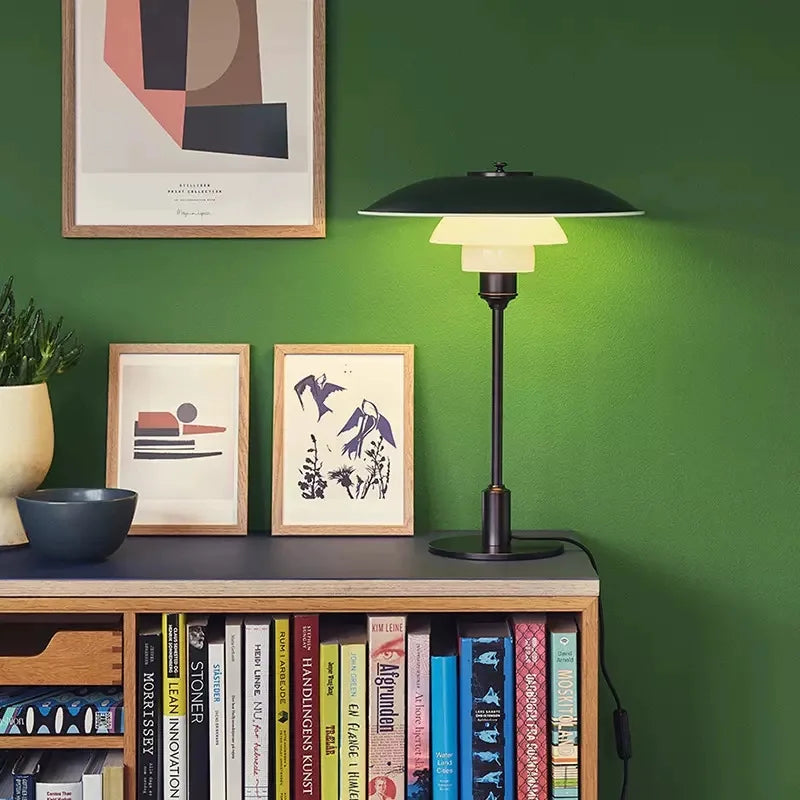 Eleganza Scandinava con Lampada da Scrivania in Vetro