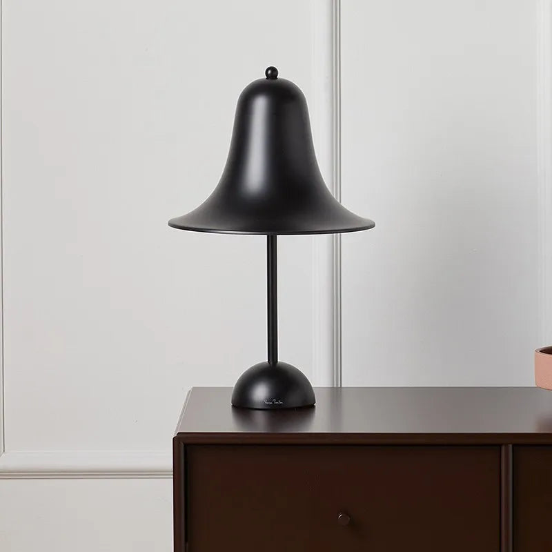 Eleganza Danese con una Lampada da Scrivania