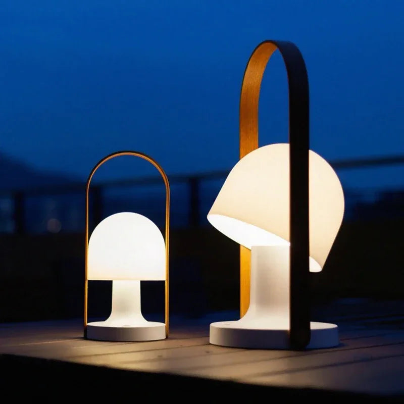 Lampada da Tavolo LED in Ferro con Design Elegante: Luce Moderna Senza Confini