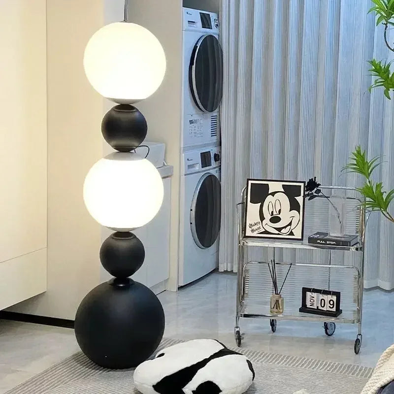 Eleganza Medievale con una Lampada da Terra di Design Italiano