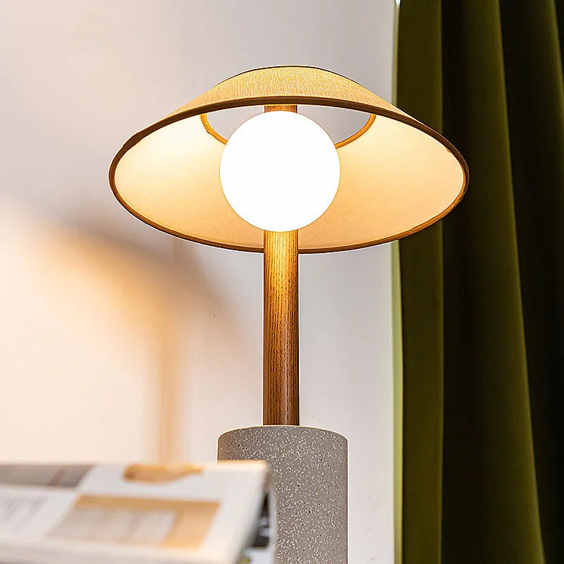 Raffinata Eleganza con Lampada da Tavolo in Cemento e Tessuto