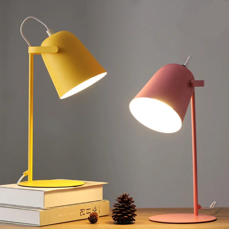 Illuminazione Elegante con Lampada da Tavolo Nordica in Metallo