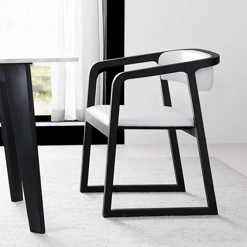 Eleganza Naturale con Poltrona in Legno Massello
