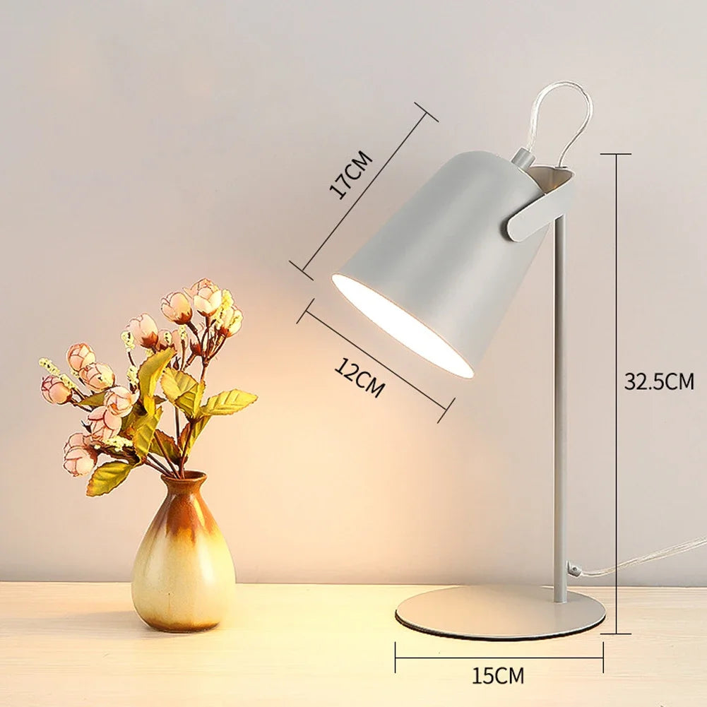 Illuminazione Elegante con Lampada da Tavolo Nordica in Metallo