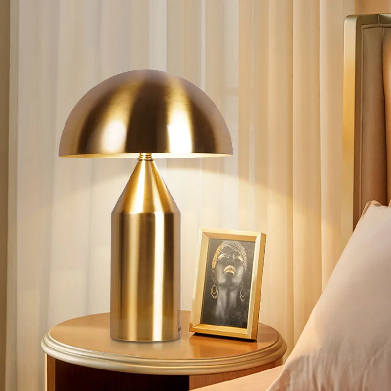 Eleganza Nordica con Lampada da Tavolo a LED "Fungo"