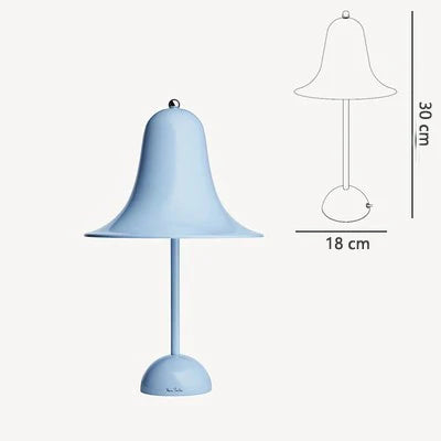 Eleganza Danese con una Lampada da Scrivania