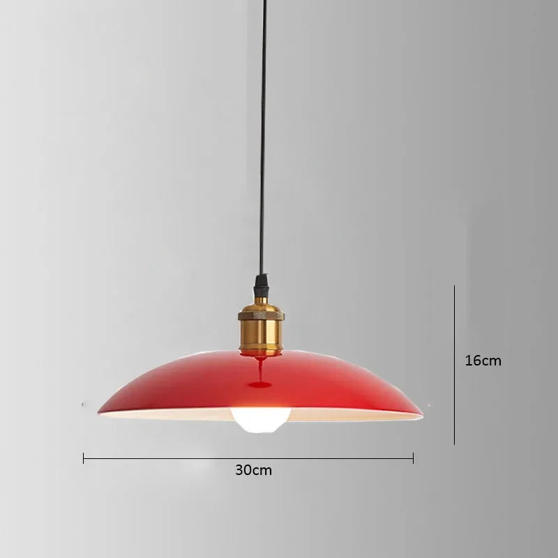 Fascino Industriale con la Lampada a Sospensione Retrò Rossa