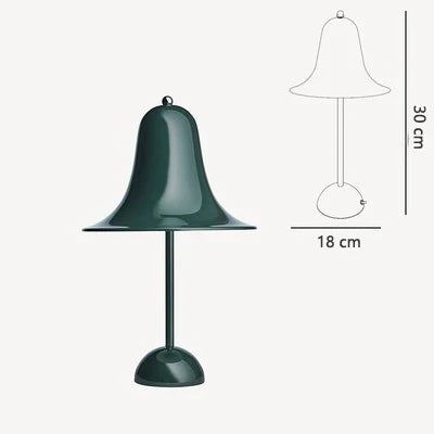 Eleganza Danese con una Lampada da Scrivania