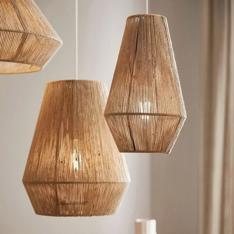 Lampada Vintage in Rattan Intrecciato a Mano - Eleganza e Raffinatezza per Ogni Ambiente