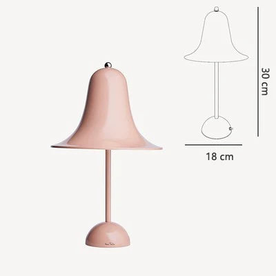 Eleganza Danese con una Lampada da Scrivania
