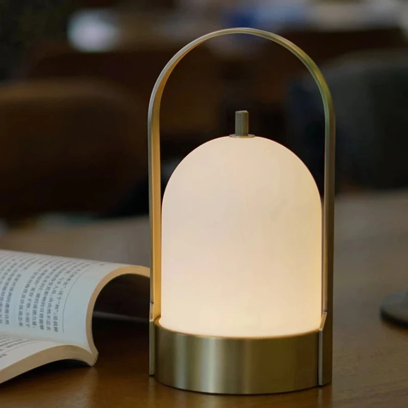 Lampada da Tavolo Portatile LED per Esterni: Illuminazione Senza Fili e Impermeabile