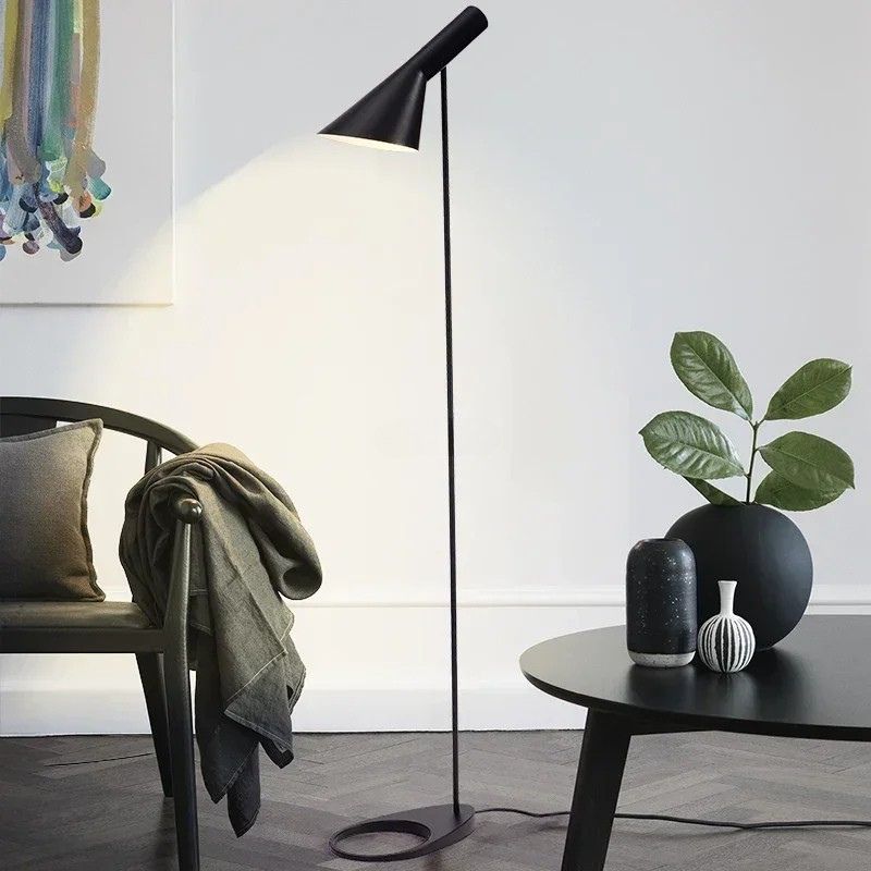 Lampada da Terra Nordica - Eleganza Moderna per Spazi Accoglienti