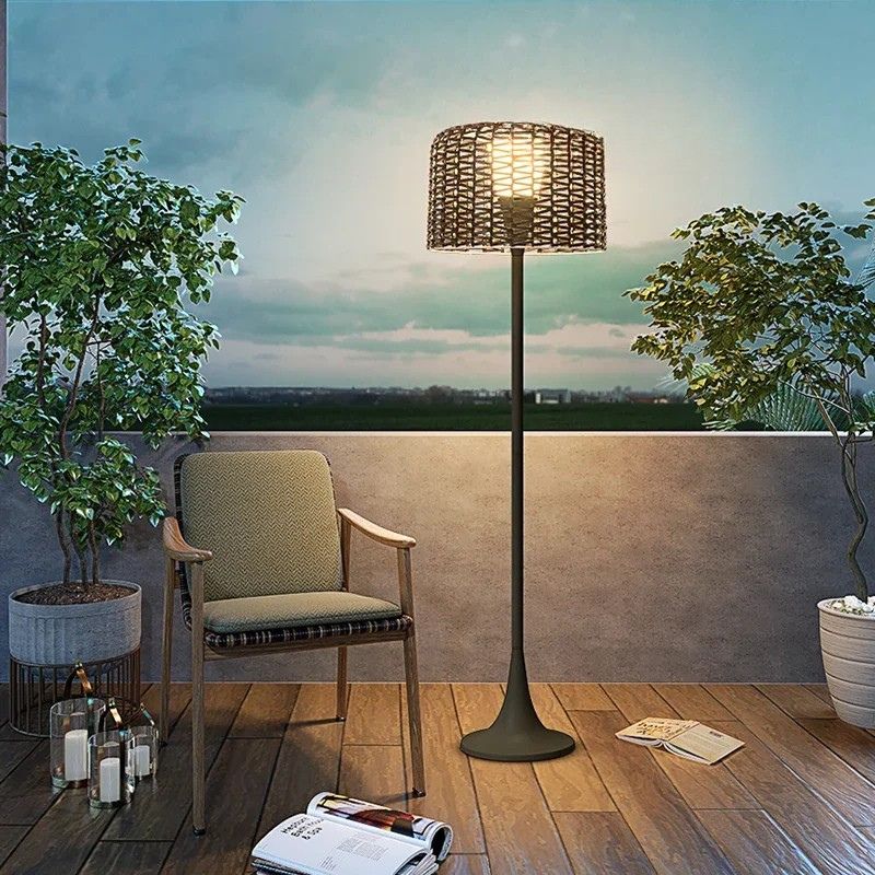 Lampada Solare con Rattan Intrecciato - Eleganza e Resistenza per Ambienti Interni ed Esterni