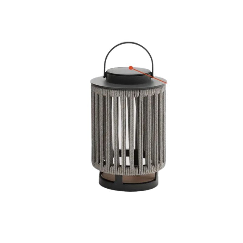 Eleganza Rustica con Luce Solare a Lanterna