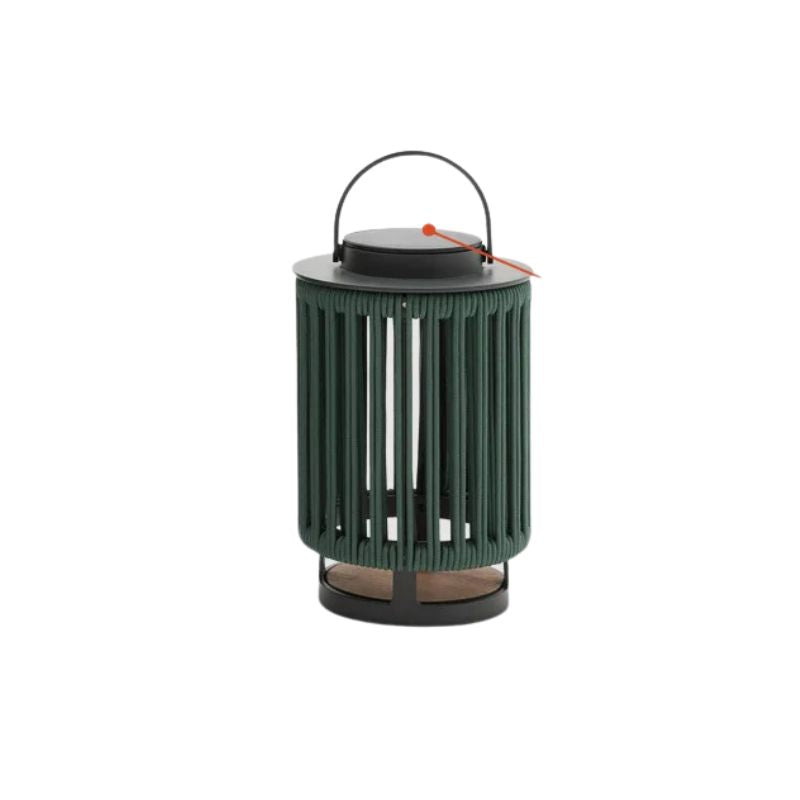 Eleganza Rustica con Luce Solare a Lanterna