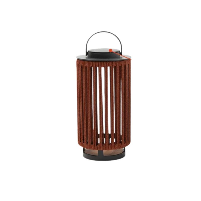 Eleganza Rustica con Luce Solare a Lanterna