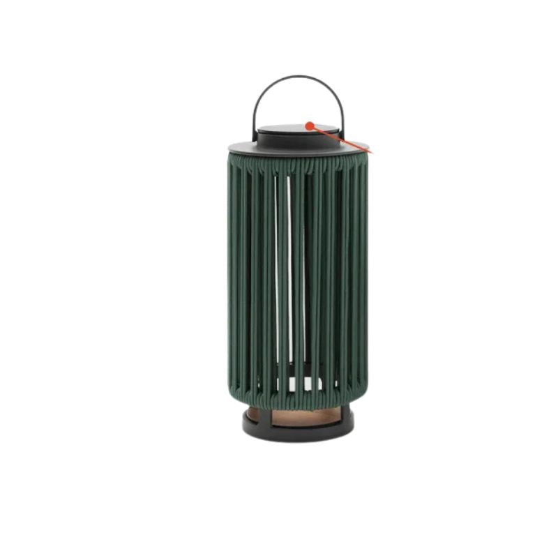 Eleganza Rustica con Luce Solare a Lanterna