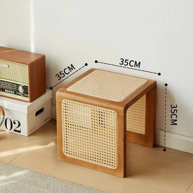 Eleganza Classica con il Tavolino in Legno Massello e Rattan