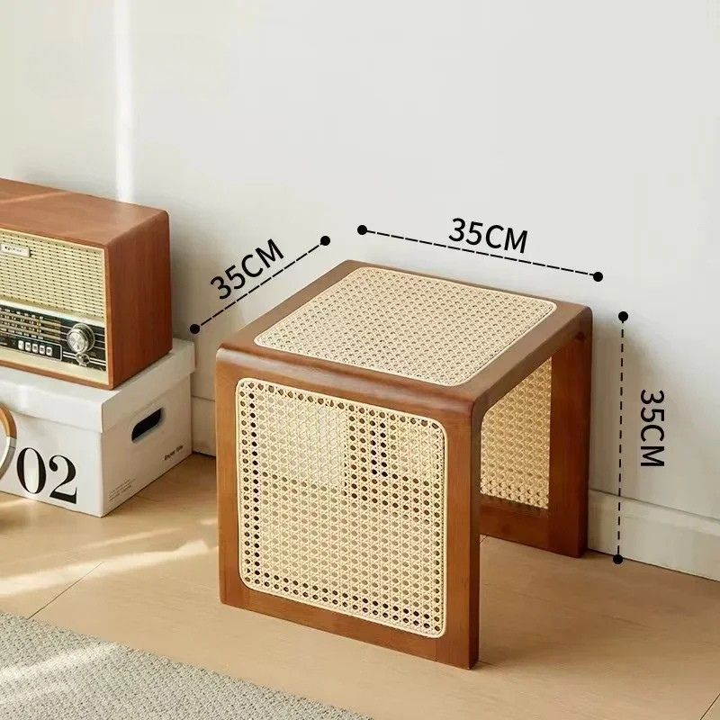 Eleganza Classica con il Tavolino in Legno Massello e Rattan