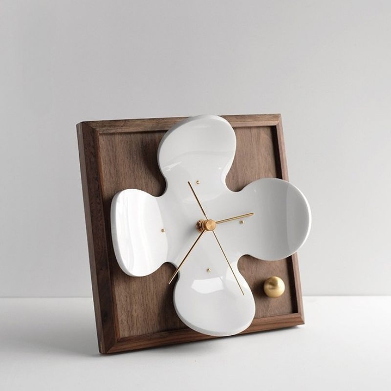 Eleganza Silenziosa con Orologio da Tavolo Fiore di Ciliegio