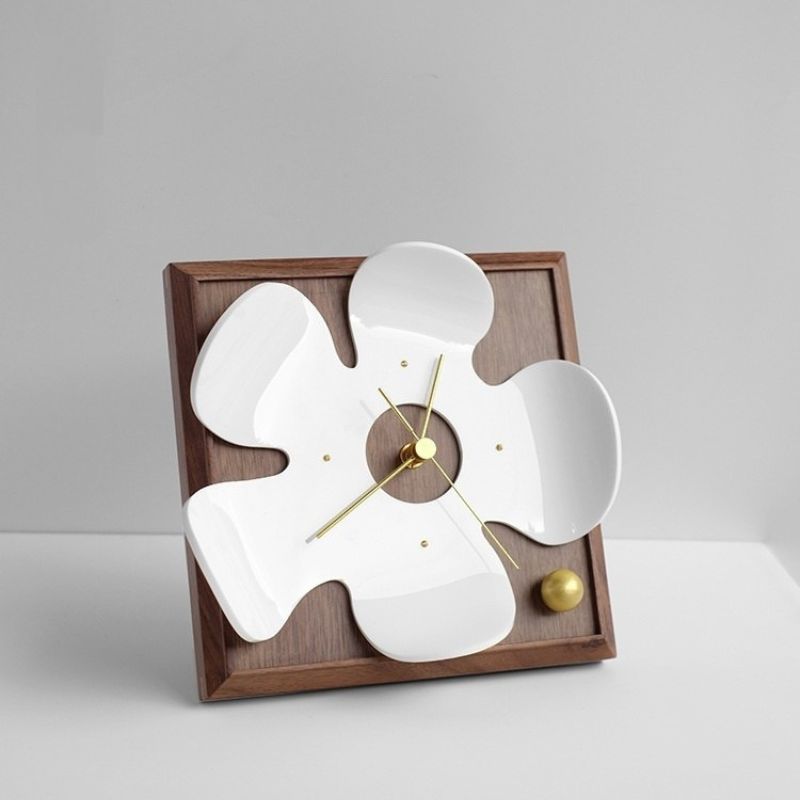 Eleganza Silenziosa con Orologio da Tavolo Fiore di Ciliegio
