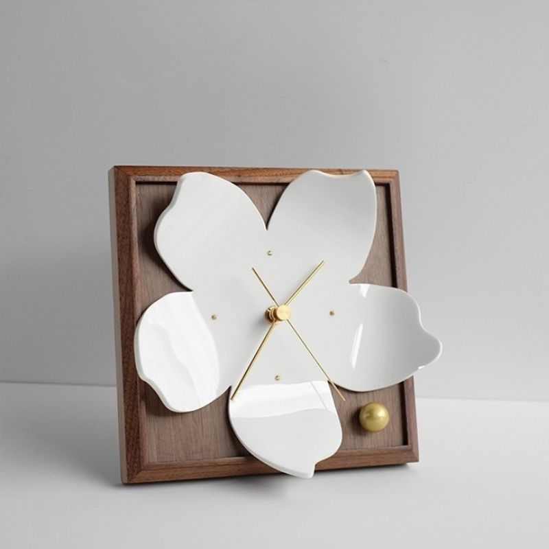 Eleganza Silenziosa con Orologio da Tavolo Fiore di Ciliegio